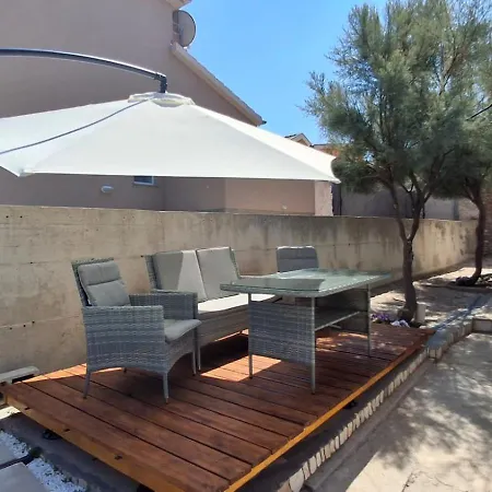 Laura 2 Apartman Ražanac